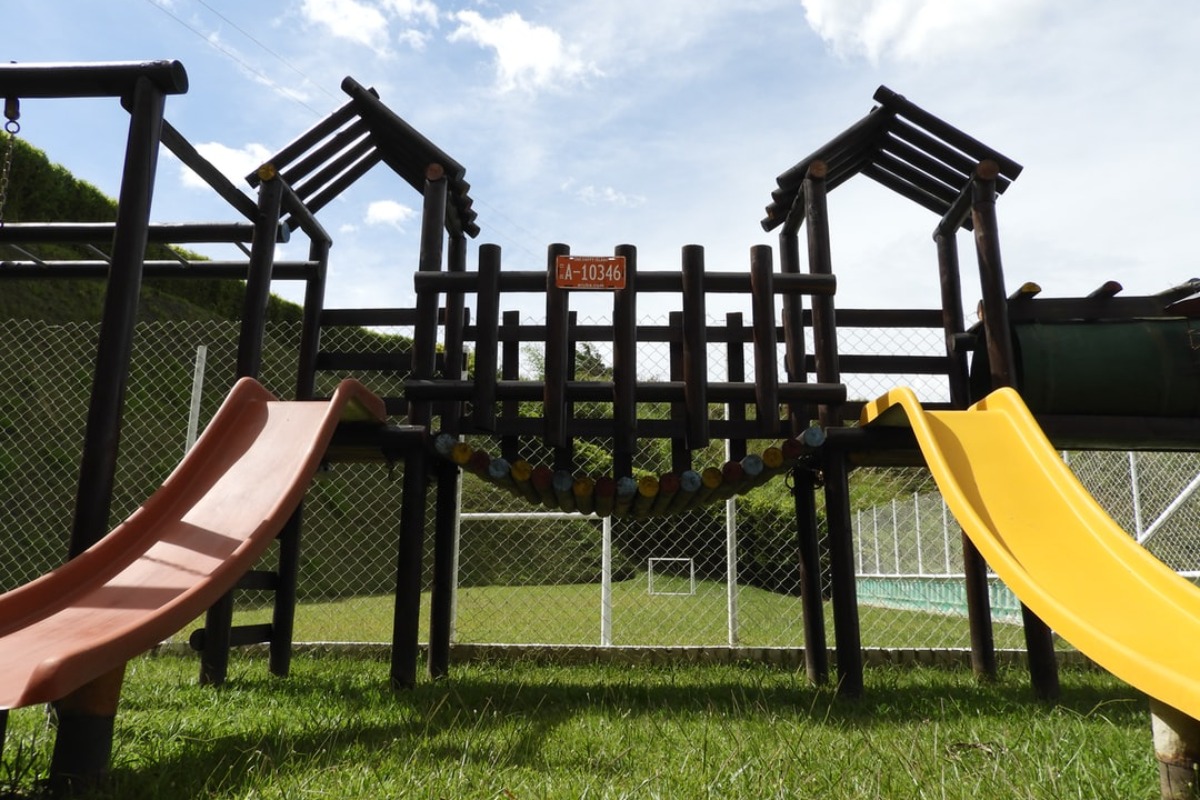 Titelbild zu „So verwandeln Sie ihren Garten in ein Spielparadies“