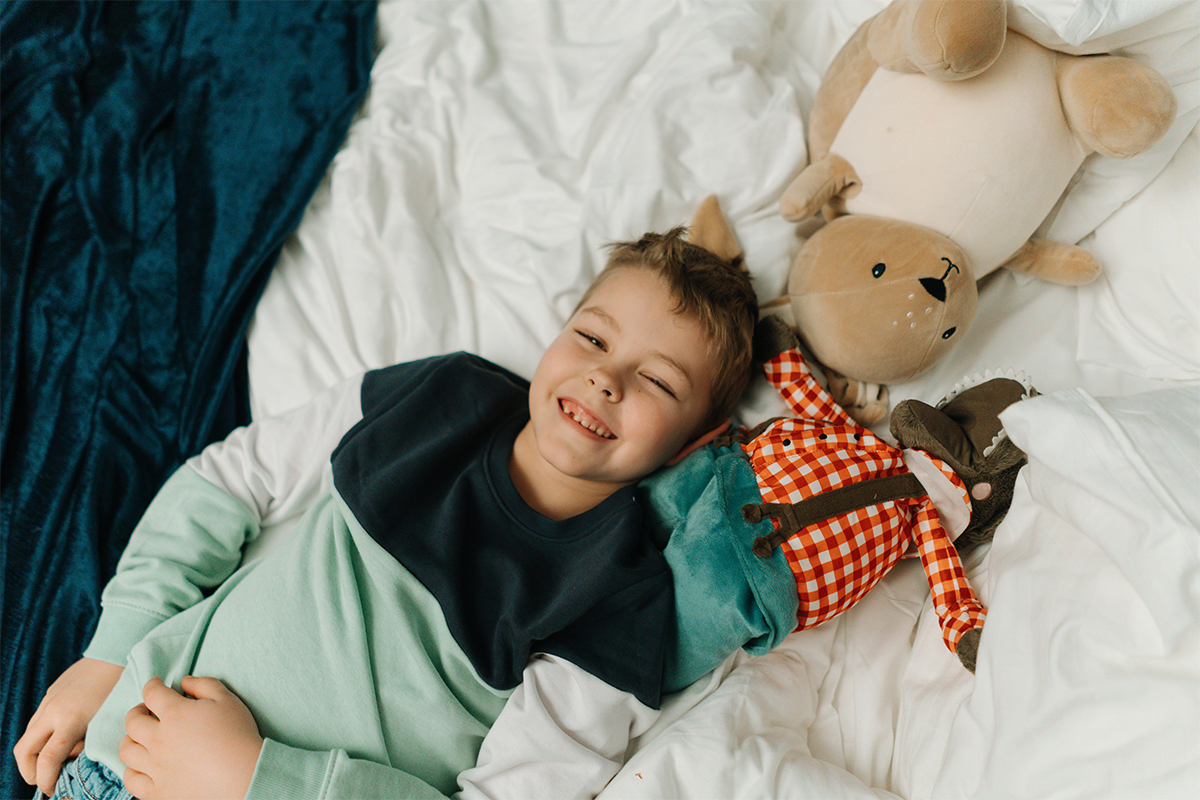 Titelbild zu „Kinderbetten – diese Kriterien muss ein gutes Bett fürs Kind erfüllen“