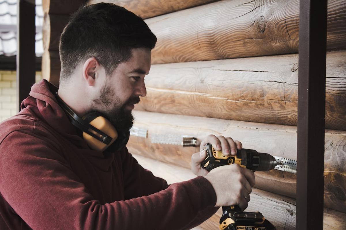 Titelbild zu „Geld sparen bei Reparaturen am Haus: Mit diesen Tipps wird es nicht so teuer“