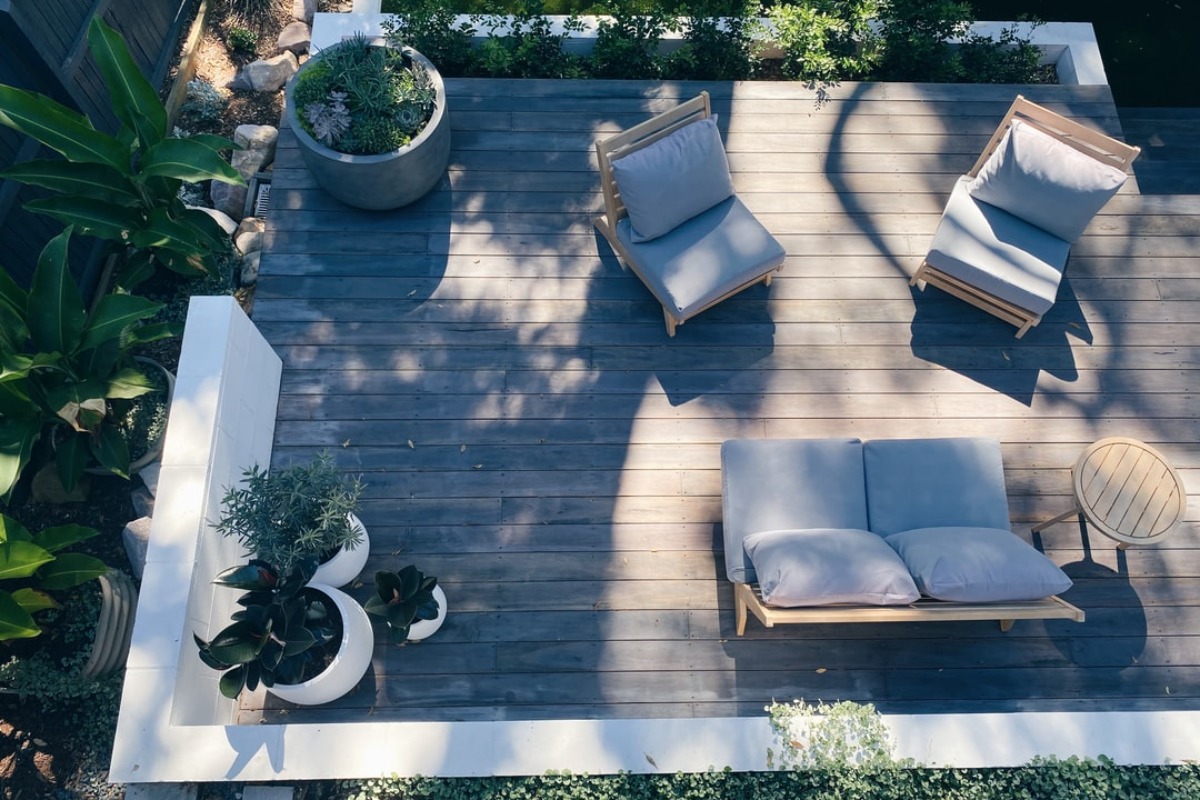 Titelbild zu „Die Terrasse als privater Rückzugsort – so wird der Terrassenbereich vor Wind und Wetter geschützt“