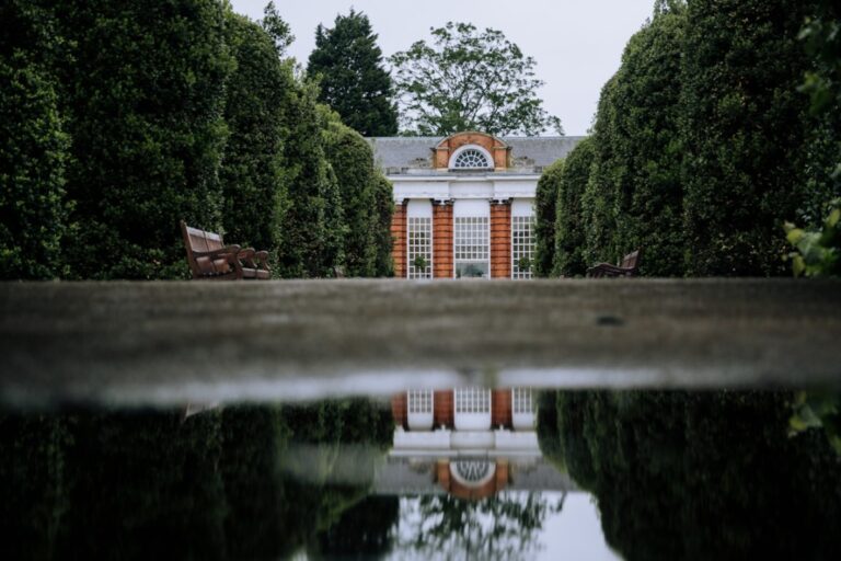 Titelbild zu „Gestaltungsideen für Außenbereiche: Wasserbecken als moderne Designelemente“